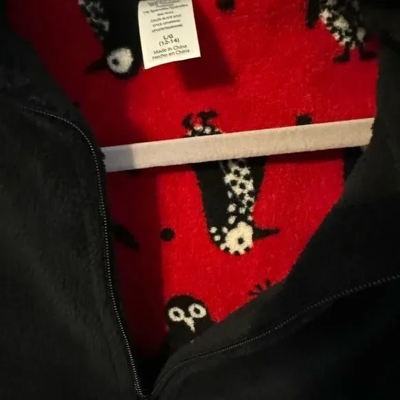 WARM fuzzy Sweatshirt w/ Red Penguin Inside Accent‎ - Picture 10 of 11